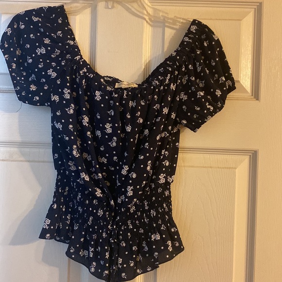 Size M top - Picture 2 of 2